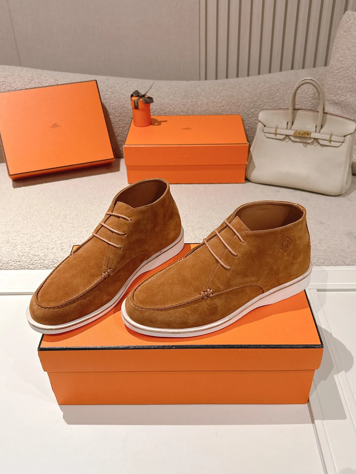 Men's Men's Shoes 660💰 Hermes men's size #26ss calfskin derby shoes, decorated with signature "H Diamant" details for a stylish and casual style. Fabric: Cow suede Lining: Mixed sheep lining Outsole: Genuine leather welt + original TPU Bottom thickness: 3CM Code number: 39-45 (customized at 46.47)